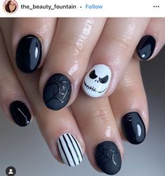 Pretty Nails Flowers, Hollowed Nails Short, October Nails Fall Short Black, Dip Nail Halloween Ideas, Halloween Nails Shorts, Short Natural Nail Halloween Designs, Nightmare Before Christmas Simple Nails, Halloween Manicure Ideas For Short Nails, Square Halloween Nails Short