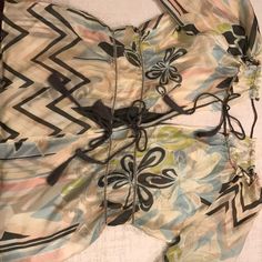 Floral Pattern Plunge Neck Three Quarter Bell Sleeves Cinched In Middle Amazing Condition Missoni, Three Quarter, Bell Sleeves, Floral Pattern, Top Blouse, Blouses, Womens Tops, Size 6, Floral