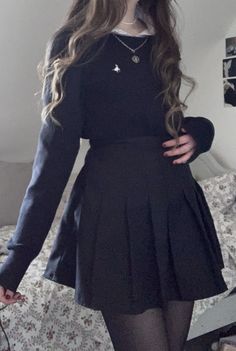 School Skirts Aesthetic, School Fashion Uniform, Aesthetic Uniform Ideas, Back To School Outfits With Skirts, Edgy Preppy Aesthetic, Cool Uniforms School, Outfits For School With Uniform, Styling Uniforms Ideas, Preppy Uniform Aesthetic