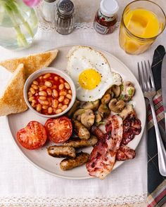 Assiette de petit-déjeuner anglais British Breakfast Recipes, British Breakfast, Full English Breakfast, English Breakfast, Poke Bowl, Food Illustrations, I Love Food, Love Food, Comfort Food