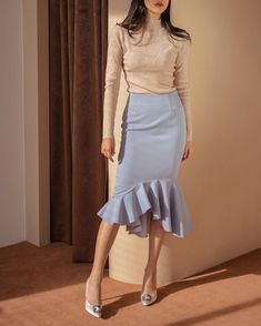 Gorgeous peplum midi skirt cut from high quality stretch twill. Slightly high-waisted for optimal hourglass silhouette. Model is in MINUSEY S. * MINUSEY S = EU34,US2* MINUSEY M = EU36,US4* 69% polyester, 28% rayon, 3% spandex* Professional clean* Made in Korea - Model Height: 172cm/5'7" (US2, EU34)- Free shipping worldwide via FedEx Peplum Skirt Outfit, Vintage Style 70s, Skirt Ootd, Hourglass Silhouette, Skirt Design, High Waisted Skirt, Midi Skirt, Vintage Fashion, High Waisted