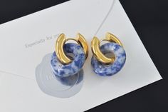 *Every donut stone has its unique pattern on it as it is natural. *0.2 MICRON GOLD PLATING *Size : Ear hoop -> Outer 20mm, 5mm thick Stone -> Outer 20mm, 5mm thick *Color : 16K shiny gold plating, White dot blue *Material : Brass, Stone (JTD25) Blue Round Hoop Earrings For Everyday, Blue Hoop Earrings For Everyday, Blue Gold-plated Hoop Earrings, Blue Hoop Earrings Gold Plated, Blue Gold Plated Hoop Jewelry, Blue Round Gold-plated Earrings, Blue Round Gold Plated Earrings, Professional Outfits Women, Plate Size