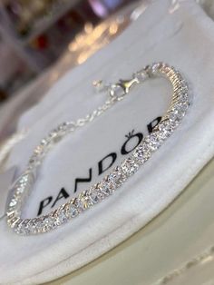 Tennis Bracelet Gold, خواتم خطوبة, Pandora Bracelet Charms Ideas, Xoxo Jewelry, Stile Blair Waldorf, Girly Bracelets, Pandora Bracelet Designs, Gelang Manik-manik, Pretty Jewelry Necklaces