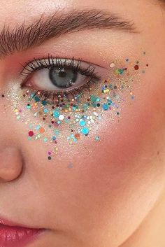 Ideias de Maquiagem Carnaval 2019: makes com glitter, makes simples, maquiagem para carnaval de bloco, maquiagem de Carnaval para pele negra, pele asiática e pele branca, maquiagem com brilho... Ice Makeup Halloween, Face Glitter Ideas, Pretty Face Paint, Rave Makeup Ideas, Edc Fits, Carnaval Make-up, Glitter Face Paint, Festival Face Paint, Coachella Makeup