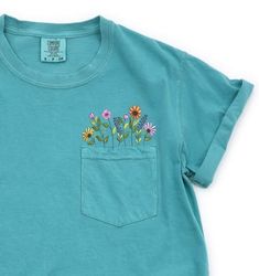 Comfort Colors Embroidered crewneck wildflower pocket tshirt. Embroidered flower shirt. Flower Boho Shirt. Gift for her or Girlfriend Gift. PLEASE NOTE THAT THE PICTURES ON THE LISTING ARE SAMPLES ONLY. If interested in adding embroidery to the sleeve please go to this listing: https://www.etsy.com/listing/1674502020 Because it is made to order, we don't accept the return or exchange unless we make a mistake We are unable to replace or refund purchases based on the color and the font selections. Spring T-shirt With Pockets And Relaxed Fit, Green Spring T-shirt With Pockets, Green Pocket T-shirt For Spring, Blue T-shirt With Side Pockets And Crew Neck, Green T-shirt With Pockets For Spring, Summer Crew Neck T-shirt With Pockets, Green Cotton T-shirt With Side Pockets, Blue Floral Embroidered Short Sleeve T-shirt, Summer Graphic Tee With Pockets