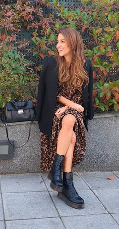 Dr Marten Dress Outfit, Cheetah Print Dress Outfit, Leopard Boots Outfit, Outfit Botas, Leopard Print Outfits, Chic Winter Outfits, It Girls, Outfit Mujer, Looks Street Style