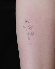 a small flower tattoo on the left side of the thigh, which is drawn in black ink