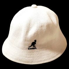 White Cotton Polyester Kangol Hat With Black Embroidered Kangol Emblem. This Hat Is Brand New And Has Never Been Worn Kangol Street Style, Kangol Backpack, Beret Kangol, Green Kangol Hat, Kangol Hats, White Cotton, Hats For Men, Accessories Hats, Mens Accessories