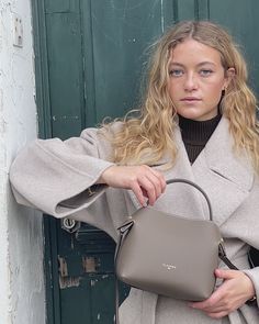 Elegant and timeless, our taupe-colored Fleuron bag is the perfect complement to all your outfits. Designed and handcrafted in our Italian workshop, this grained calfskin bag stands out with its golden details and beige interior. Its sides open thanks to a magnetic closure, allowing it to be carried by hand, on the sho Beige Interior, Raw Jeans, Deep Winter, Soft Autumn, Bag Stand, Gold Models, Metal Accessories, Taupe Color, Magnetic Closure