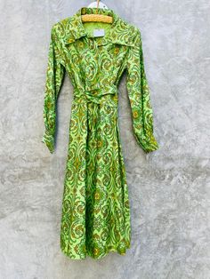 STUNNING! Vintage 70's faux wrap dress Fab pleatunf detail with fabric wrapped buttons. Lovely paisley print. Fabric had a raw will texture 12.75 inches across waist Unlined with no stretch 41 inches down back in length Light fraying at hem easily trimmed or removed with alterations Minimal sun damage at shoulders as pictured barley vissable. Only noticed as I was measuring her. :) Perfect for summer! Fitted Long Sleeve Paisley Print Maxi Dress, Vintage Green Midi Dress For Fall, Spring Silk Belted Wrap Dress, Summer Silk Long Sleeve Wrap Dress, Spring Silk Wrap Dress With Belt, Green Vintage Midi Dress For Fall, Silk Long Sleeve Wrap Dress For Summer, Green Long Sleeve Wrap Dress For Spring, Long Sleeve Silk Wrap Dress For Summer