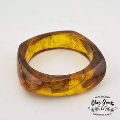 Reproduction bracelet from the 1940s Beautiful imitation of old bakelite bracelets. Size: 20.5cm Thickness: 2 cm Color: SCAILLE Vintage Amber Rectangular Jewelry, Lucite Bangle Bracelet As Gift, Lucite Bangle Bracelet For Gift, Lucite Bangle Bracelets As Gift, Adjustable Vintage Rectangular Cuff Bracelet, Elegant Bakelite Bangle As A Gift, Elegant Bakelite Bangle As Gift, Vintage Amber Resin Jewelry, Brown Bakelite Jewelry As A Gift