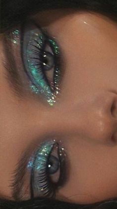 Blue Glitter Makeup Looks, Makeup Looks Concert, Blue Glitter Makeup, Concert Makeup Looks, Siren Eye, Glitter Eyeshadow Makeup, Alien Makeup, Natural Everyday Makeup