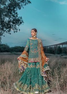 Gharara Dress, Bridal Gharara, Gharara Designs, Mehndi Dress, Golden Lace, Desi Clothes, Royal Look, Dream Wedding Ideas Dresses, Emerald Color