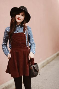 I think these pinafore dresses will really suit Rachel. They're good at keeping someone looking young and really diverse, you can just add different tops/jumpers underneath. Ootd Hijab Casual Outfit Ideas, Boy Ootd, Estilo Hipster, Grunge Accessories, Womens Fashion Casual Fall, Retro Pin Up, Blazer Outfit, Grunge Look