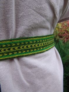 Width 3,4 cm. Lenght 2,12 m. (The waist of the photo model is 77cm) The material I use is 100% wool. Colors: green Tablet weaving, Tablet Woven Belt.  Please, let me know, if you want different length of belt! Taking care: Wash in low temperatures. Do not use bleach or washing powder. Best to wash with laundry soap. Feel free to contact me if you have any questions. You can also find us on:  https://www.facebook.com/tabletweavingbellobelts https://www.instagram.com/bellobelts_tablet_weaving http Folk Band, Medieval Costumes, Medieval Crafts, Viking Belt, Medieval Garb, Medieval Belt, Handmade Belt, Card Weaving, Tablet Weaving