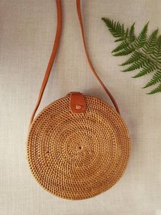 Woven Bag Aesthetic, Beige Straw Shoulder Bag With Round Handle, Summer Jute Bag With Round Handle, Spring Handwoven Crossbody Shoulder Bag, Summer Brown Crossbody Beach Bag, Brown Crossbody Shoulder Bag With Bamboo Handle, Handwoven Summer Crossbody Shoulder Bag, Summer Handwoven Crossbody Shoulder Bag, Summer Woven Straw Crossbody Bag