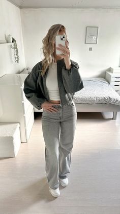 Look Jean Gris, Grey Jeans Winter Outfit, Jean Gris Outfit Mujer, Grey Jeans Outfit Winter, Jean Gris Outfit, Gray Jeans Outfit Winter, Outfit Jean Gris, Zara Jacket Outfit, Light Grey Jeans Outfit