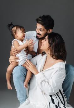 Family Portraits Aesthetic, Family Portrait Poses For 3 Studio, Cute Family Photos Aesthetic, Studio Photoshoot Ideas Family Of 3, First Family Photos Studio, Family Session In Studio, Family Photo In Studio, Family Self Photo Studio, Baby And Family Photoshoot