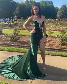 Dresses With Pearls, Green Mermaid Prom Dress, Mermaid Green, Girl Prom, Velvet Prom Dress, Green Prom, Prom Dresses Long Mermaid, Strapless Prom Dresses, Wedding Dresses With Flowers