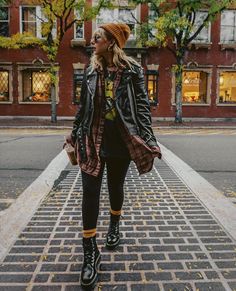 Black Courdory Dress Outfit, Bohemian Punk Style, Black Hipster Outfits, Hippy Rocker Style, Indie Style Outfits Women, Rocker Grunge Style, Autumn Rock Outfit, Rock Chic Outfits Winter, Folk Rock Outfit