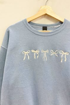 LONG SLEEVE CREW-NECK GARMENT-DYED EMBROIDERED MINI-BOWS OVERSIZED GRAPHIC SWEATSHIRT Embroidered Sweater Women, Cricut Ideas Clothing, Embroidered Quarter Zip, Grey Sweatshirt Embroidery, Embroidered Bow Sweatshirt, Sweatshirts With Embroidery, Stitching On Sweatshirt, Embroidered School Sweatshirt, Sweatshirt Designs Vinyl Cricut