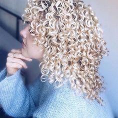 Spiral Perms, Curly Hair Techniques, Hair Colour For Green Eyes, Blonde Hair With Bangs, Dark Roots Blonde Hair, Curls Hairstyles, Honey Hair