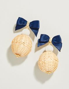 In natural Lowcountry style, our lightweight Bow Bauble Earrings stun in 18kt matte gold plating, carved bone, woven wicker beads, and ribbon. Lowcountry Style, Spartina 449, Navy Style, Carved Bone, Summer Earrings, Summer Earring, Bone Carving, Navy Fashion, Earrings Blue