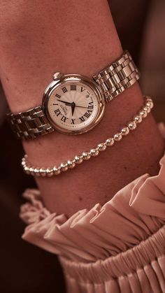 Ti presentiamo la nuova collezione di orologi Tissot, ideali come accessorio da sposo o da sposa per un look elegante o come regalo per i testimoni, in segno di affetto e gratitudine nel vostro giorno più bello. Clicca sull'immagine e lasciati conquistare da questi modelli 👈⌚ Pandora Bracelet Designs, Tissot Watches, Watch Ad, Watch Trends, Watches Women