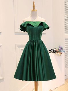 Dark Green Prom Dress Short, Emerald Green Formal Dress Short, Rapunzel Homecoming, Green Short Prom Dress, Green Homecoming Dress, Two Piece Bridesmaid Dresses, Flowy Prom Dresses, Prom Dress Green, Wedding Dress Detachable Skirt