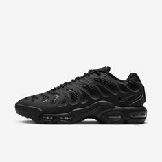 Let your attitude have the edge in the Air Max Plus Drift. Complete with airy mesh, unbelievable cushioning and wavy design lines inspired by nature, it lets you celebrate your defiant style in comfort. Wavy Design, Mens Shoes Black, Casual Running Shoes, Nike Shox, Mens Nike Air, Nike Air Max Plus, Air Max Plus, New Nike Air, Nike Kids