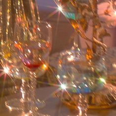 a table topped with lots of glass vases filled with water and sparklers on top of it