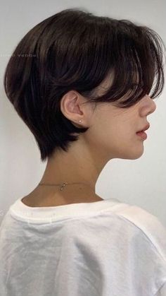 Short Hair For Round Faces Double Chin, Grown Out Pixie Straight Hair, Short Hair For 20 Year Olds, Masculine Haircut For Women Round Face, Short Pixie Haircuts For Round Faces, Womens Pixie Cut, Unstyled Short Hair, Tomboy Cut, Tomboy Haircut