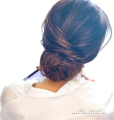 Easy messy bun updo hairstyle for medium long hair t Fishtail Braid, Hair Tutorials Easy, Low Bun, Bohol, Wedding Hair And Makeup, Elegant Hairstyles