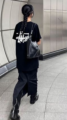 Stussy Women Outfit, Stussy Outfit Woman Street Styles, Stussy Outfit Woman, Cargo Maxi Skirt Outfit, Black Cargo Skirt Outfit, Black Cargo Skirt, Black Maxi Skirt Outfit, Black Tshirt Outfit, Eccentric Aesthetic