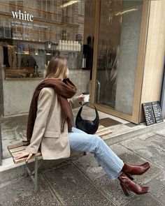 Mode Style Anglais, Brown Boots Outfit, Style Parisienne, Elegante Casual, Looks Street Style