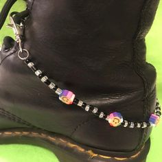 Aestethic Diy, Shoe Chain, Boot Charms, Beads Ideas, Polymer Beads, Glass Seed Beads, Diy Charms