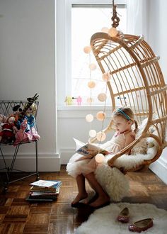 Schommelstoel Hanging Reading Chair, Hanging Rattan Chair, Reading Nook Kids, New York City Apartment, Wedding Blankets, Swing Chair, Cozy Reading Nook, Big Girl Rooms