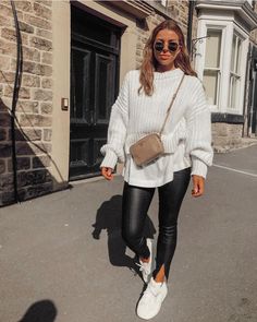 Lederhosen Outfit, Winter Fashion Outfits Casual, Date Outfit Casual, Pullover Outfit, Ținută Casual, White Sweater, Autumn Outfit, Fall Fashion Outfits, Fashion Mode