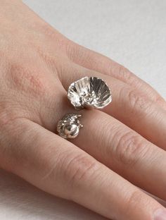 Sterling silver detailed poppy flower ring.  100% handmade entirely by myself in my workshop.  SIZE: The band is open, you can resize it yourself  one size wider or one size tighter.  Weight: 7 g. The poppy part is about 16 mm. Poppy is a symbol of imagination, messages delivered in dreams, beauty, success, luxury and extravagance. And it's simply so beautiful! It's a flower of those who are born in August. This ring can be a perfect gift (for someone or yourself) if you don't know the size exac Poppy Ring, Jewerly Art, Poppy Art, Nature Inspired Jewelry, Jewellery Gift, Inspired Jewelry, Poppy Flower, Flower Ring, Handmade Jewellery