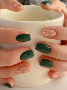 Korean winter nails: green and gold glitter Fall Season Nails Green, Winter Nails Green Gold, St Patricks Day Nails Gel Short, Green Manicure Short Nails, Christmas Nails Multi Color, Simple Christmas Nail Designs Green, Nail Emerald Green, Winter Nails Elegant, Fun Nails Winter