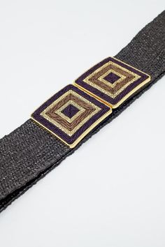 Introducing our Black Woven Belt with Square Buckle, adorned with brown and gold details – a boho-inspired accessory that effortlessly blends style and individuality. Crafted from 100% polyester, this woven belt not only exudes a bohemian charm but also ensures durability for your daily wear.  The unique design features a square buckle with intricate brown and gold detailing, adding a touch of artistry to your ensemble. The boho aesthetic of this belt allows you to express your free-spirited style, making it a versatile addition to your accessory collection.  Embracing the bohemian spirit, this belt is perfect for adding a distinctive flair to your outfits. The model is confidently wearing size U, showcasing the belt's versatility across different body types. Whether you're dressing up a f Free Spirit Style, Boho Aesthetic, Belt Style, Woven Belt, The Bohemian, Estilo Boho, Style Boho, Gold Details, Free Spirit