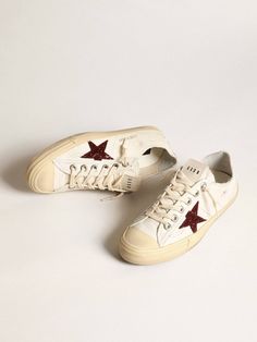 Beauty that lies in simplicity: in our V-Star sneakers, an essential shape meets stylish detail. This model with white nappa leather upper features a red glitter star. And cream-colored laces add the finishing touch. The Golden Goose, Golden Family, Color Crema, Star Shoes, Glitter Stars, Star Sneakers, Red Star, New Journey, Red Glitter