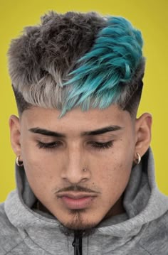 Cabelo masculino com mecha verde Skin Fade Hairstyle, Dyed Hair Men, Gents Hair Style, Shaved Hair Designs, Mens Hair Colour, Men Hair Color, Men Haircut Styles, Corte De Cabelo Masculino, Mens Haircuts Short