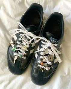 lace ribbons & charms! Cool Shoes Adidas, Adidas Samba Coquette, Shoe Charms Beads, Adidas Samba Shoe Pins, Diy Shoe Accessories Ideas, Shoes Like Sambas, Adidas Samba Charms