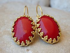 Coral Drop earrings. Red earrings. Oval earrings for bridal . Bridesmaid jewelry gift. gemstone jewelry. Gold red coral earrings. vintage style earrings Detail: Size: 18 mm long Color: red coral Metal: 24K Gold Plated - nickel free The earrings will be packed in a gift box. FOR MY EARRINGS COLLECTION HERE: https://www.etsy.com/il-en/shop/rebekajewelry?section_id=14222612&ref=shopsection_leftnav_3 TO GET TO MY SHOP: https://www.etsy.com/il-en/shop/rebekajewelry Thank you for visiting my store Coral Jewelry Vintage, Rhinestone Bridal Jewelry, Bridesmaid Jewelry Gift, Blue Bridal Earrings, Coral Drop Earrings, Red Gemstone Ring, Clear Crystal Earrings, Red Coral Earrings, Bridal Earrings Chandelier