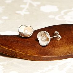 Shiny silver or oxidized silver stud earrings, decorated with freshwater pearls or amethysts, natural-inspired piece, ideal for celebrations and weddings. CHECK OUR PROFILE IF WE HAVE ANY OFFER OR CODE AVAILABLE! https://www.etsy.com/es/shop/AtelierBcnJoiaShop ► We know that this year the world is a little crazy. The online sales have made the normal shipping services collapse, so from the team of Atelier BCN Joia we wanted to make the effort and propose that buying 2 pieces we make you a FREE a Silver Pearl Drop Flower-shaped Earrings, Silver Sterling Flower Earrings With Pearl Drop, Silver Flower Earrings With Pearl Drop, Silver Sterling Pearl Drop Flower Earrings, Dainty Silver Pearl Earrings For Gift, Silver Flower Shape Pearl Earrings For Wedding, Sterling Silver Flower Pearl Drop Earrings, Delicate Silver Pearl Earrings For Gift, Silver Flower Pearl Earrings For Anniversary