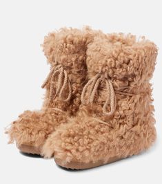 Long Curly High shearling snow boots in brown - Inuikii | Mytheresa Sherpa Boots, Shearling Boots Woman, Sand Boots, Shoes Inspiration, Lipstick Bag, Chain Strap Bag, Made In Romania, Shearling Boots, Shoe Inspiration