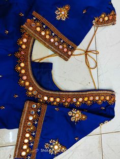 Blouse Design Simple, Aari Motif, Simple Maggam Work Blouse, Traditional Saree Blouse Designs, Simple Maggam Work, Blouse Design Aari Work, Mirror Blouse, Magam Work Designs, Maggam Designs