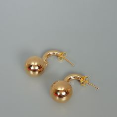 A PAIR of gold dipped drop and dangle earrings. A semi circle stud with a hanging ball. Size: Length: 26 mm Ball: 12 mm Weight: 2.45 gm These earrings are made of real 925 hypoallergenic sterling silver, dipped in real gold. Will be packaged in a gift box. I can write out a message from you to the receiver if needed. Please be free to contact me at... bhavnakwintra1956@gmail.com More hoops: https://www.etsy.com/your/shops/TheSilverGame/tools/listings/section:26305414 More earrings: https://www.e Minimalist Gold Metal Plug Earrings, Minimalist Gold Plated Earrings For Party, Minimalist Gold-tone Pierced Earrings, Gold Minimalist Pierced Plug Earrings, Gold Minimalist Drop Plug Earrings, Minimalist Gold Drop Plug Earrings, Modern Gold Drop Plug Earrings, Gold Minimalist Dangle Earrings, Minimalist Gold Dangle Earrings