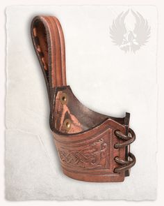 The hornsling " Castagir ", from the house Fucina del Drago was decorated with elaborate, Celtic knot patterns. It is shaped slightly conical to its underside, so every horn sits securely in its place. Curved lines and an antique finish make this hornsling a very decorative pi... Drinking Horns, Curved Lines, Antique Finish, Celtic Knot, Cork Wedge, Leather Craft, Horn, Vikings